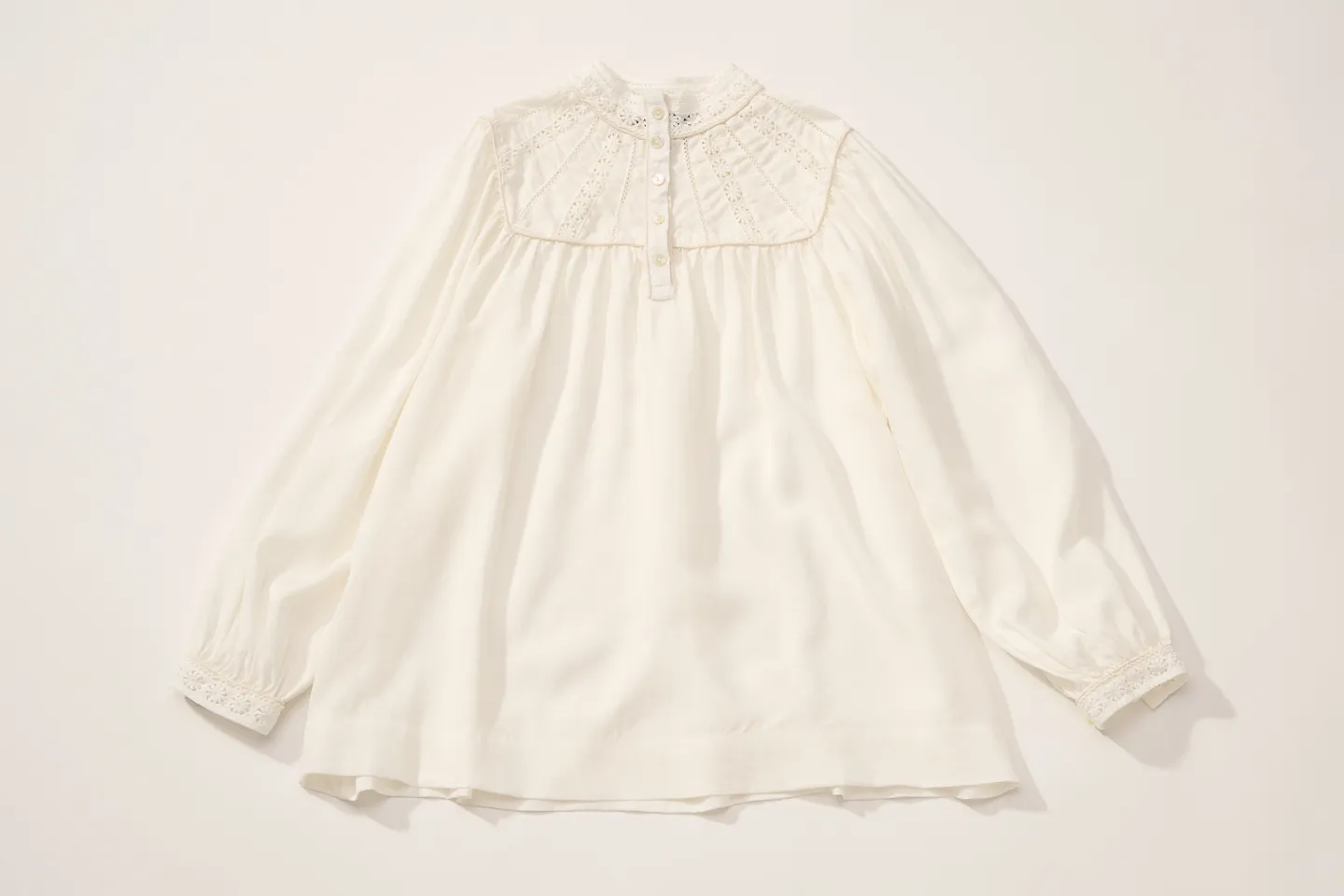レース付きブラウス